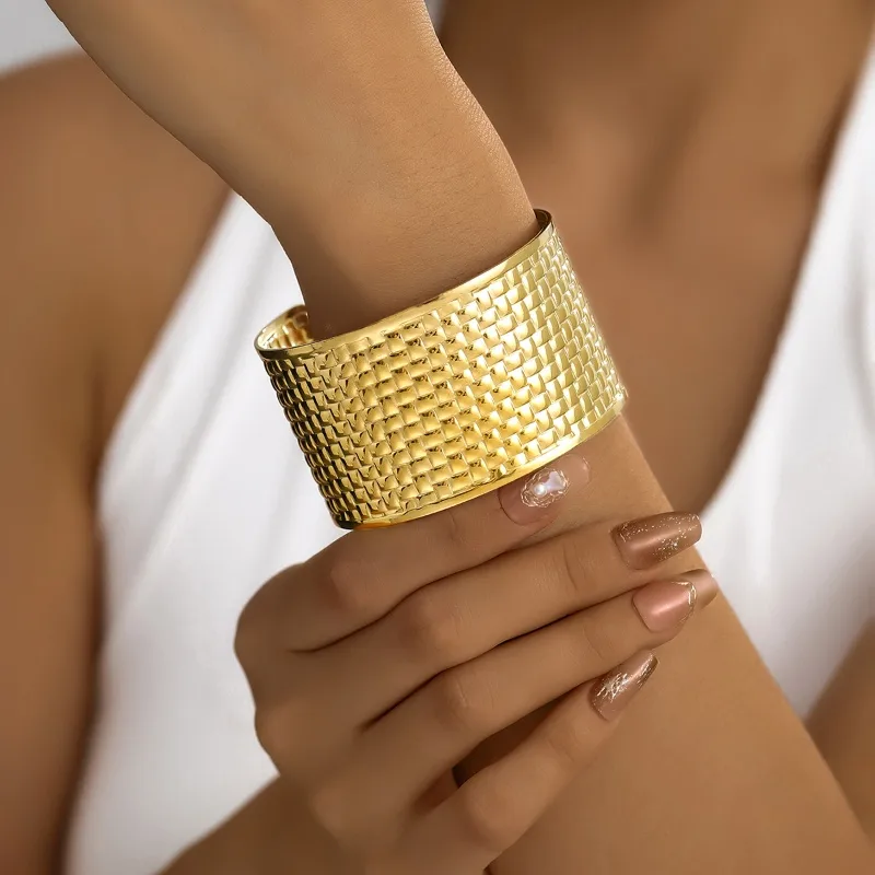 Checkered handcuff