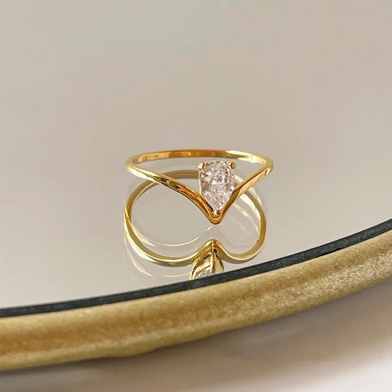 V diamond ring