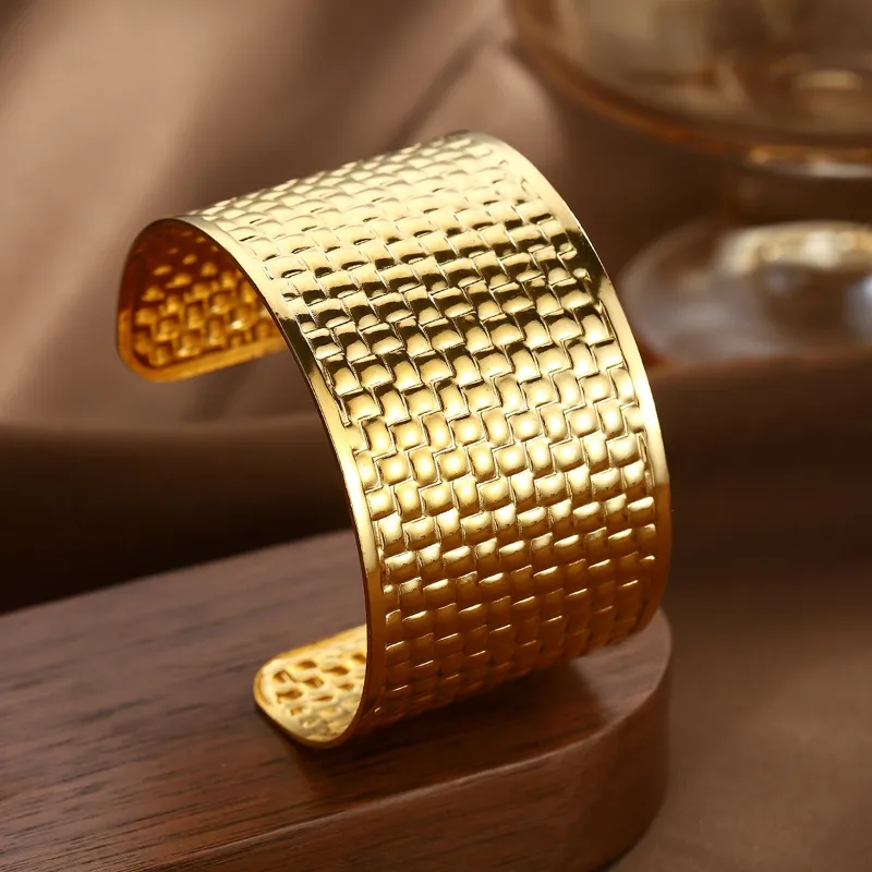 Checkered handcuff