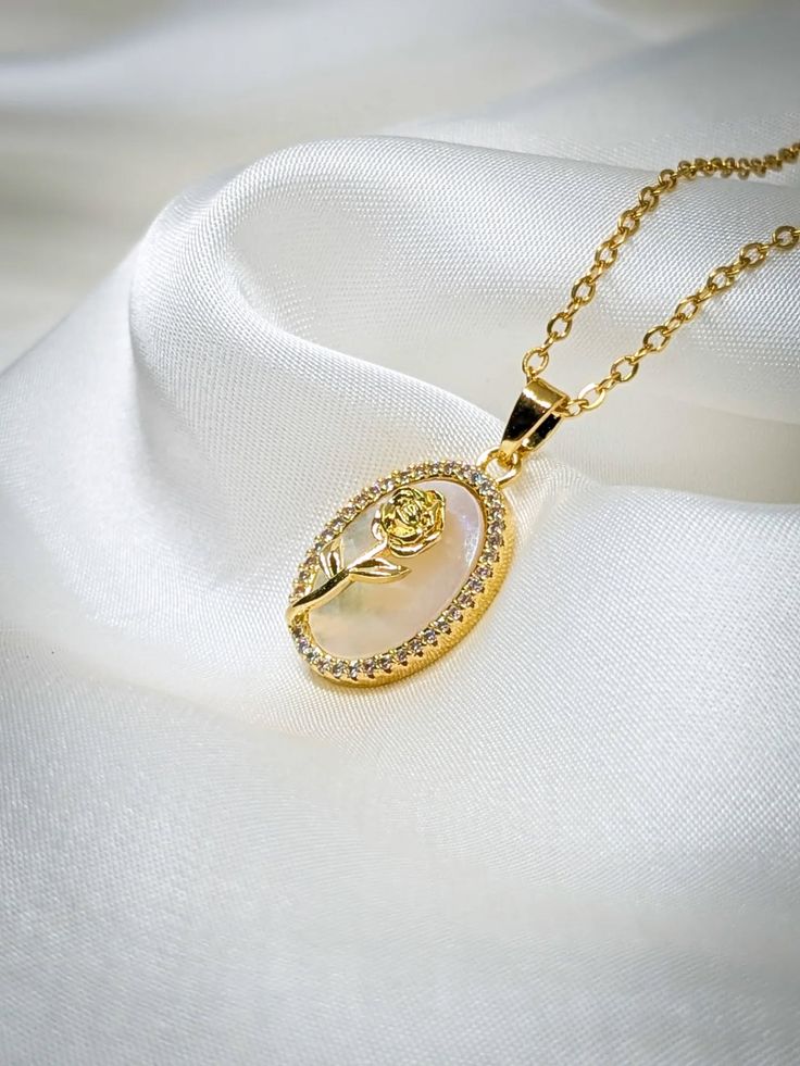 Royal rose necklace