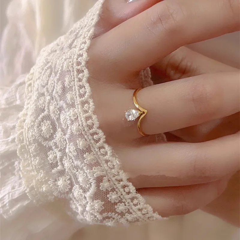 V diamond ring