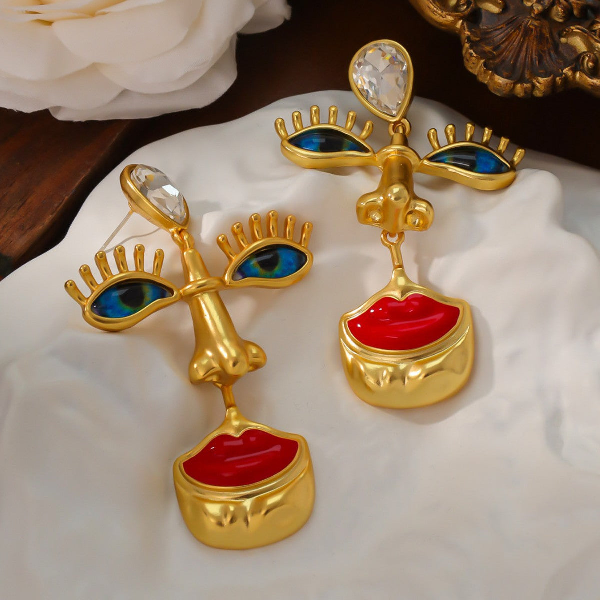 Wink pout earrings