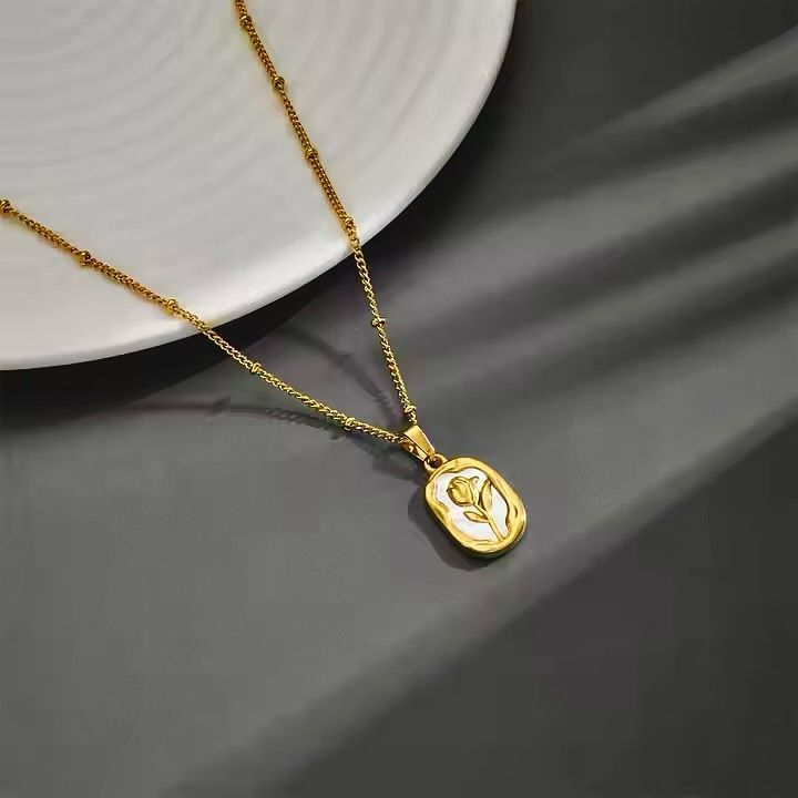 Pearly rose necklace