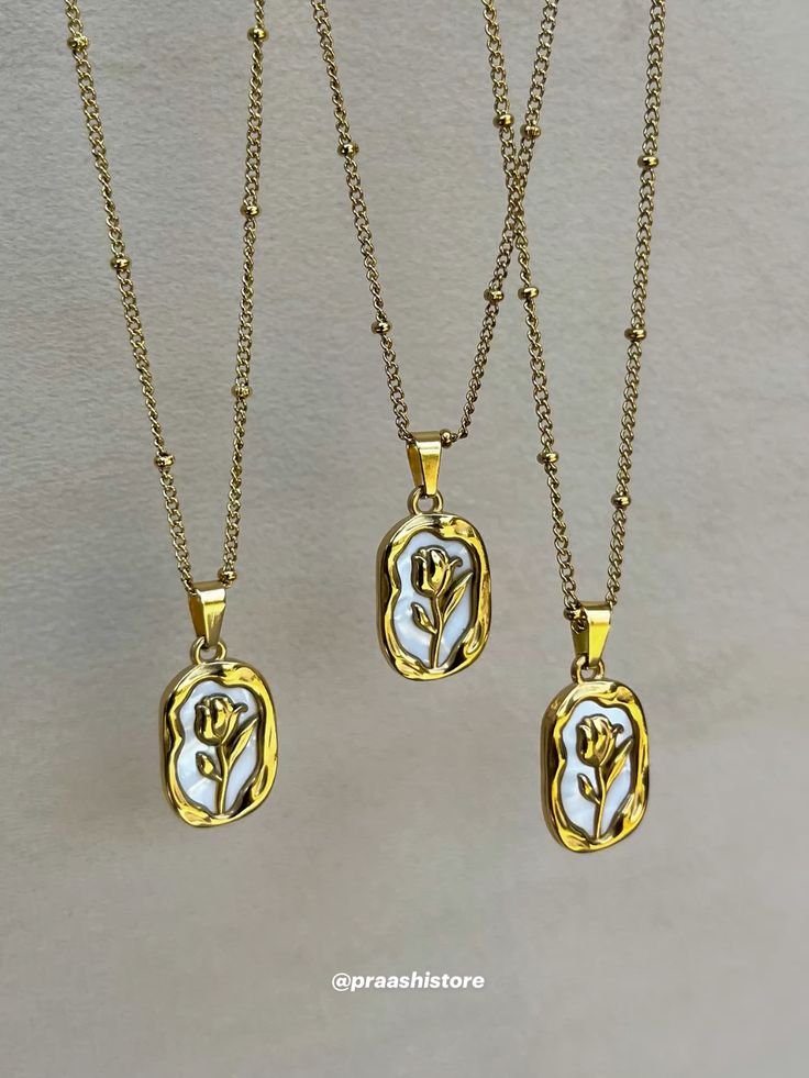 Pearly rose necklace