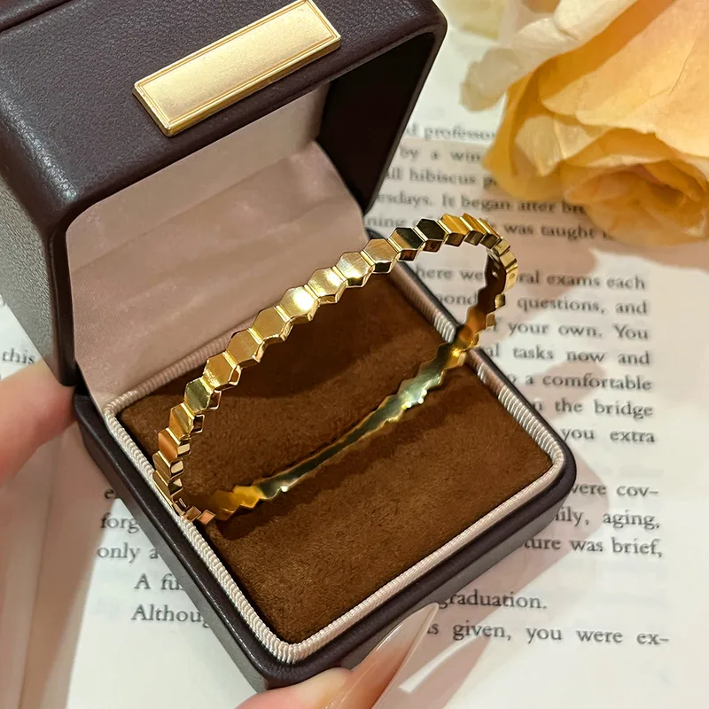 Pentagon shine bracelet