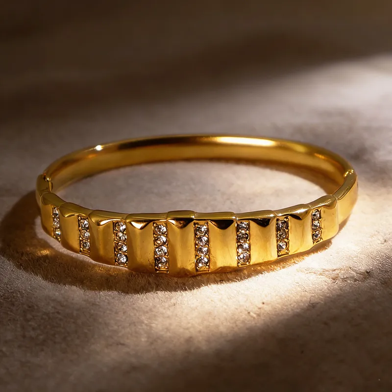 Diamond bar bracelet