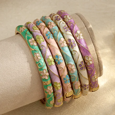 Floral beauty bangle