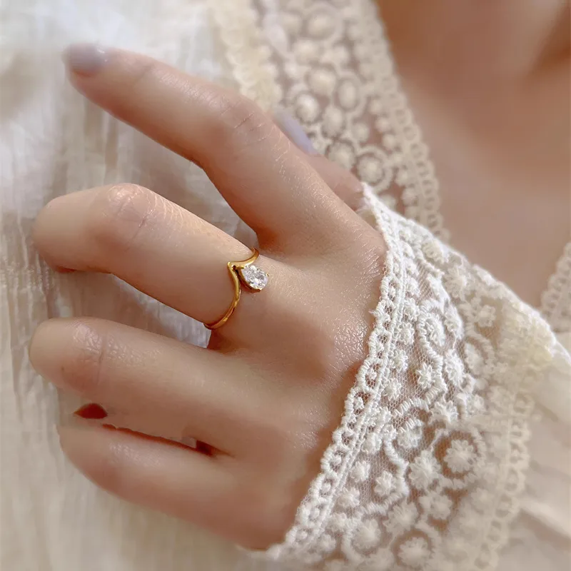 V diamond ring