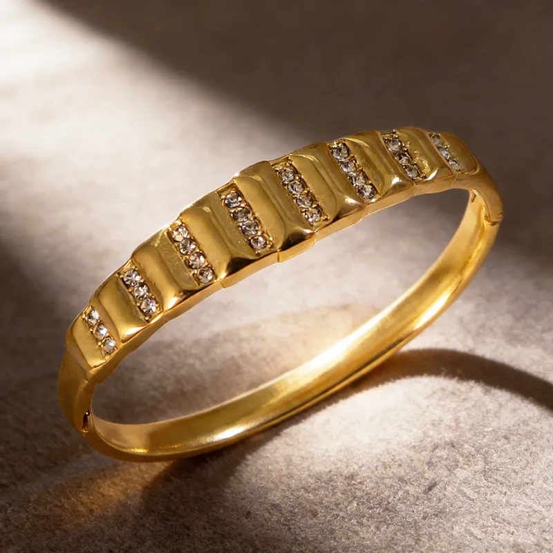 Diamond bar bracelet
