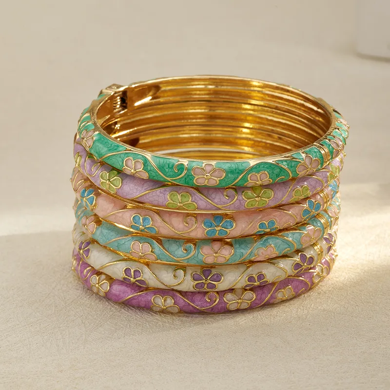 Floral beauty bangle