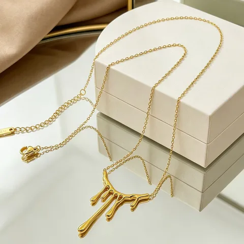 Dripping necklace