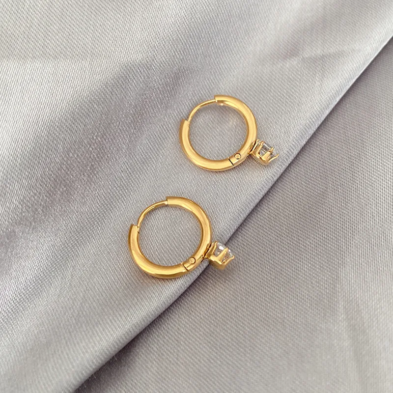 Solitaire hoop earrings
