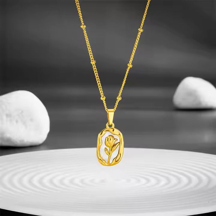 Pearly rose necklace
