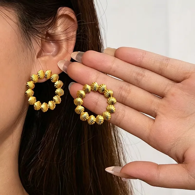 Shell circle earrings